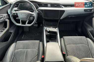 Внедорожник / Кроссовер Audi e-tron 2024 в 