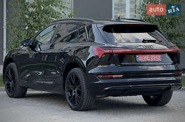 Позашляховик / Кросовер Audi e-tron 2022 в 