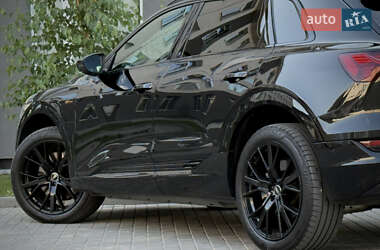 Позашляховик / Кросовер Audi e-tron 2022 в 