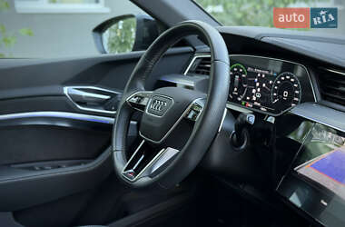 Позашляховик / Кросовер Audi e-tron 2022 в 