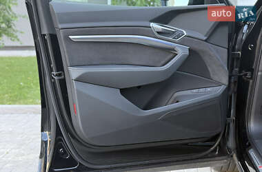 Позашляховик / Кросовер Audi e-tron 2022 в 