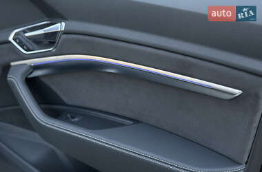 Позашляховик / Кросовер Audi e-tron 2022 в 