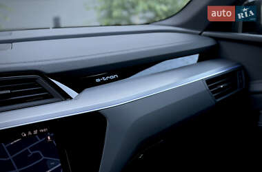 Позашляховик / Кросовер Audi e-tron 2022 в 