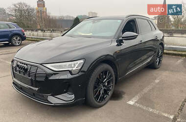 Позашляховик / Кросовер Audi e-tron 2022 в 