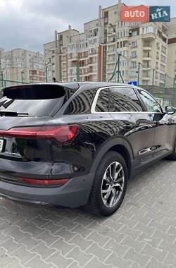 Позашляховик / Кросовер Audi e-tron 2022 в 