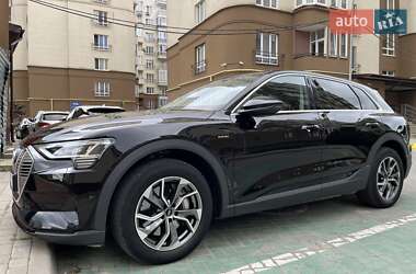 Позашляховик / Кросовер Audi e-tron 2022 в 