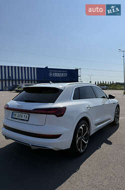 Внедорожник / Кроссовер Audi e-tron 2021 в 