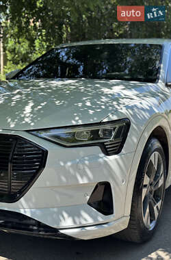Внедорожник / Кроссовер Audi e-tron 2020 в 