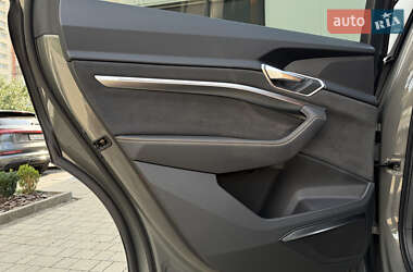 Внедорожник / Кроссовер Audi e-tron 2022 в 