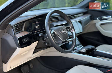Внедорожник / Кроссовер Audi e-tron 2022 в 