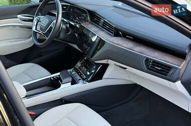 Внедорожник / Кроссовер Audi e-tron 2022 в 