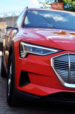 Позашляховик / Кросовер Audi e-tron 2021 в 