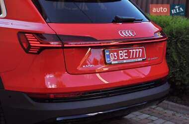 Позашляховик / Кросовер Audi e-tron 2021 в 