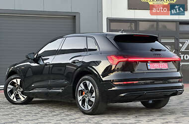 Позашляховик / Кросовер Audi e-tron 2023 в 