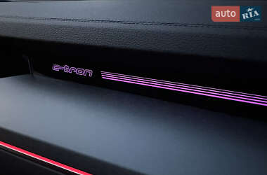 Позашляховик / Кросовер Audi e-tron 2023 в 
