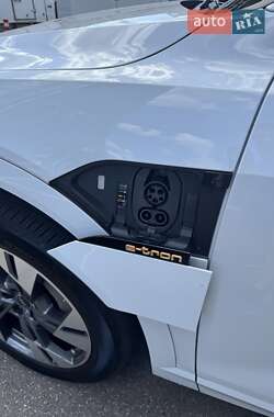 Внедорожник / Кроссовер Audi e-tron 2022 в 