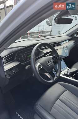 Внедорожник / Кроссовер Audi e-tron 2022 в 