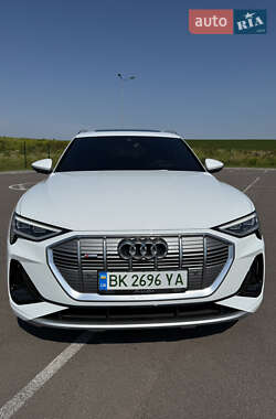 Внедорожник / Кроссовер Audi e-tron 2021 в 