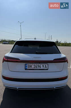 Внедорожник / Кроссовер Audi e-tron 2021 в 