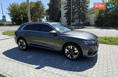 Внедорожник / Кроссовер Audi e-tron 2021 в 