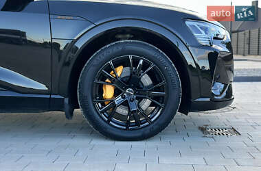 Внедорожник / Кроссовер Audi e-tron 2022 в 