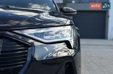 Внедорожник / Кроссовер Audi e-tron 2022 в 