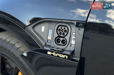 Внедорожник / Кроссовер Audi e-tron 2022 в 