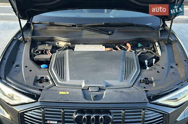 Внедорожник / Кроссовер Audi e-tron 2022 в 