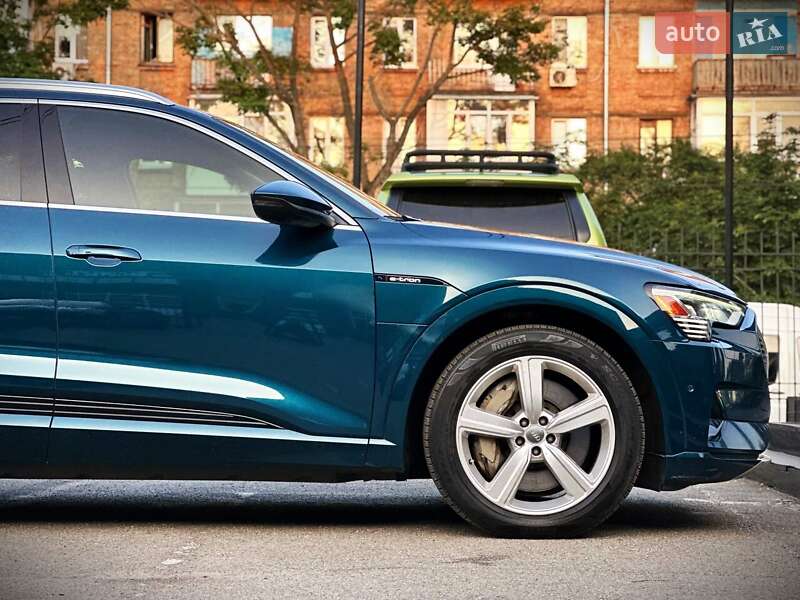 Внедорожник / Кроссовер Audi e-tron 2019 в Киеве