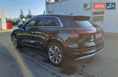 Позашляховик / Кросовер Audi e-tron 2021 в 