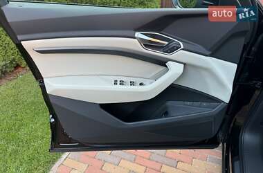 Внедорожник / Кроссовер Audi e-tron 2022 в 