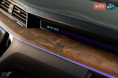 Внедорожник / Кроссовер Audi e-tron 2019 в 