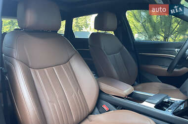Позашляховик / Кросовер Audi e-tron 2019 в 