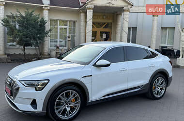 Позашляховик / Кросовер Audi e-tron 2023 в 