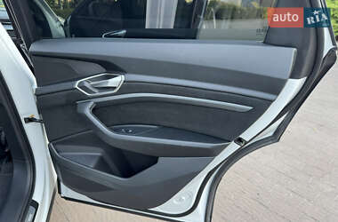 Позашляховик / Кросовер Audi e-tron 2023 в 