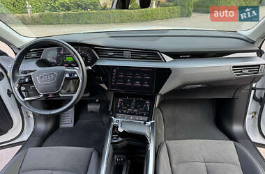 Позашляховик / Кросовер Audi e-tron 2023 в 