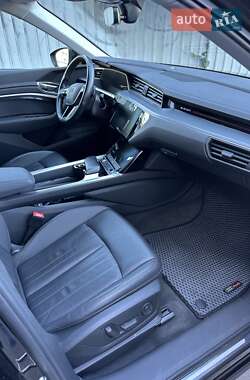 Внедорожник / Кроссовер Audi e-tron 2021 в 
