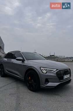 Внедорожник / Кроссовер Audi e-tron 2022 в 
