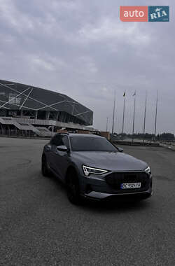 Внедорожник / Кроссовер Audi e-tron 2022 в 