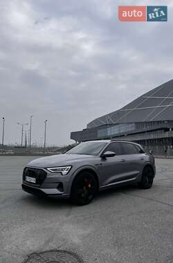 Внедорожник / Кроссовер Audi e-tron 2022 в 