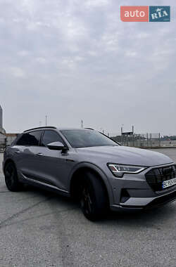 Внедорожник / Кроссовер Audi e-tron 2022 в 