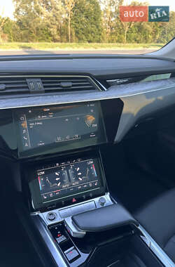 Позашляховик / Кросовер Audi e-tron 2021 в 