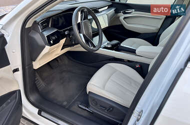 Внедорожник / Кроссовер Audi e-tron 2024 в 
