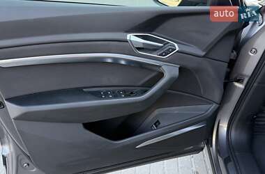 Позашляховик / Кросовер Audi e-tron 2021 в 