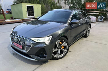 Позашляховик / Кросовер Audi e-tron 2022 в 