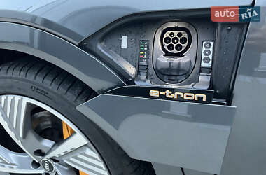 Позашляховик / Кросовер Audi e-tron 2022 в 