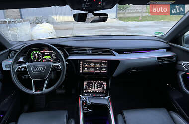 Позашляховик / Кросовер Audi e-tron 2022 в 