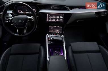 Позашляховик / Кросовер Audi e-tron 2022 в 