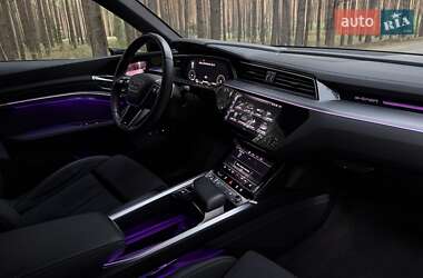 Позашляховик / Кросовер Audi e-tron 2022 в 