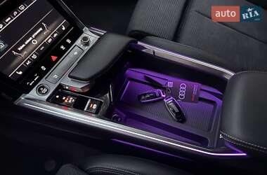 Позашляховик / Кросовер Audi e-tron 2022 в 